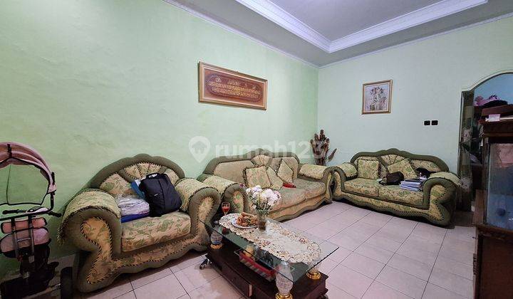 ruang tamu rumah cantik siap huni di