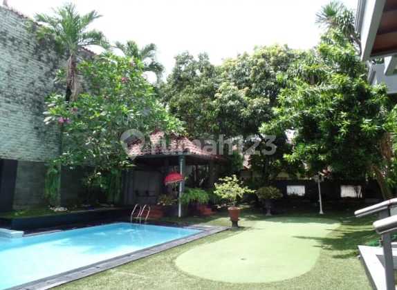 Rumah dengan kolam renang siap huni di Lebak bulus 