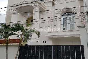 Rumah American Classic 3 lantai siap huni di Pondok Indah 