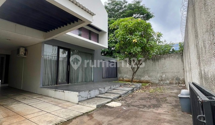 Rumah mewah dengan Kolam renang dalam cluster di Lebak bulus 