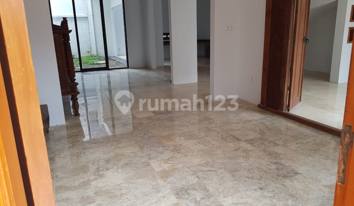 For Sale Fast 2-Story House in South Jakarta Strategic Location Near Transjakarta Bus Stop, Pejaten Village Mall, Siaga Hospital House Already Renovated 2