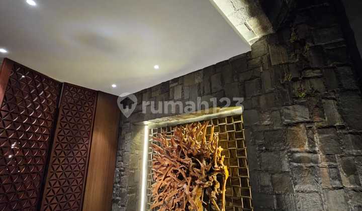 Rumah Mewah dengan Kolam Renang di Pantai Indah Kapuk 2