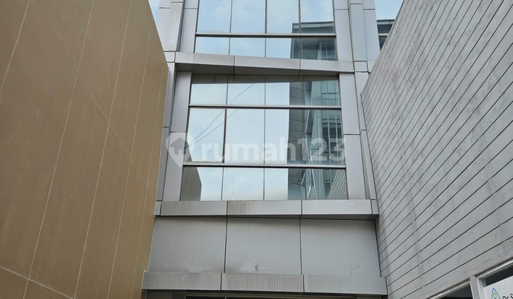 4-Storey Shophouse Facing Main Road in Pantai Indah Kapuk