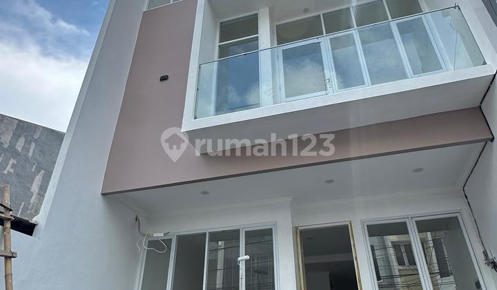 Rumah 3 Lantai + Dak di Dalam Komplek Nyaman di Kelapa Gading, Jakarta Utara SHM. Harp