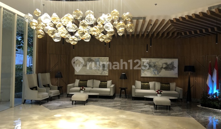 Dibawah Pasaran, Apartement The Kensington Royal Suites 3 BR Semi Furnished Bagus
