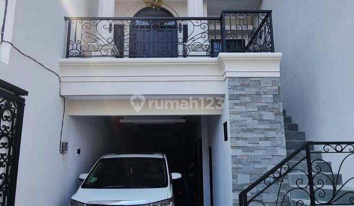 Rumah 3 Lantai
Gaya Eropa Classic 
di Jati Padang, 
Jakarta Selatan
 1