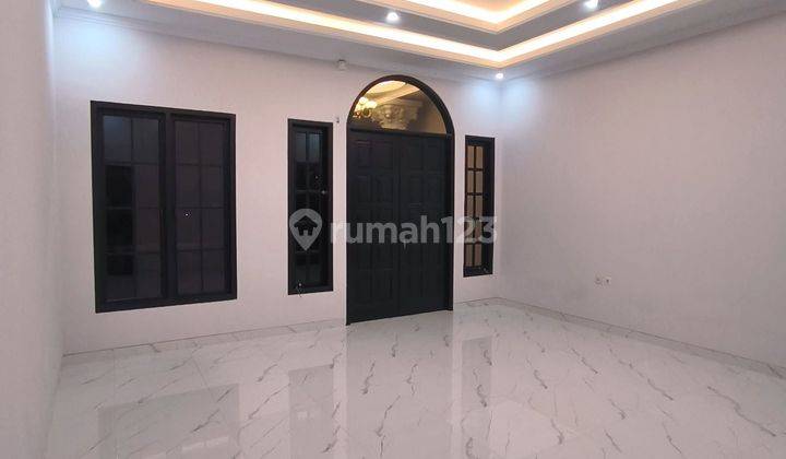 Rumah 3 Lantai
Gaya Eropa Classic 
di Jati Padang, 
Jakarta Selatan
 2