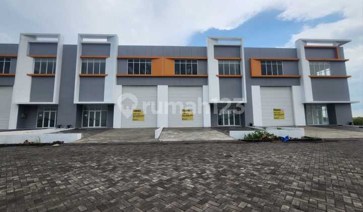 Warehouse Near Jiipe Manyar Port and Toll Road Warehouse Near Jiipe Manyar Port and Toll Road