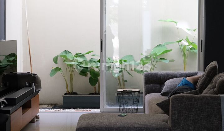 Dijual Rumah Strategis di Greenlake Citraland, Surabaya Barat 2
