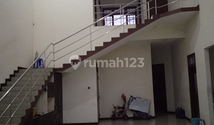 For Sale West Surabaya, 2-Story House on Bulujaya Street. 2