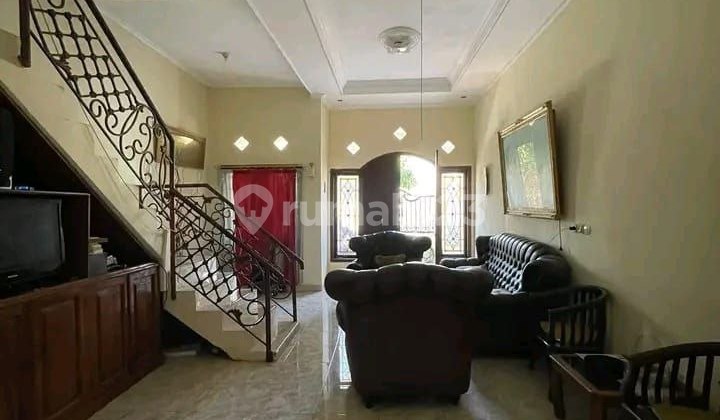Luxury 3-Story House, Strategic Location with Easy Access