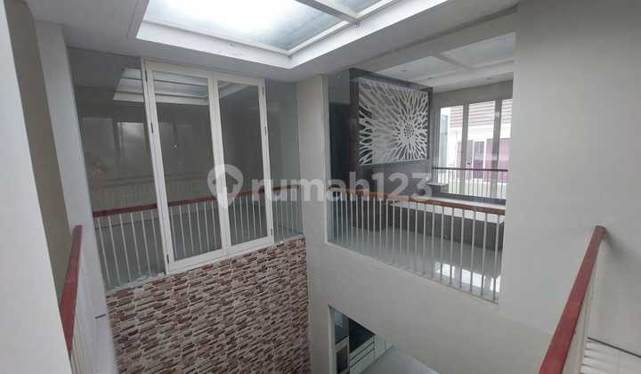 Dijual Rumah Strategis di Eastwood Citraland Surabaya Barat 2