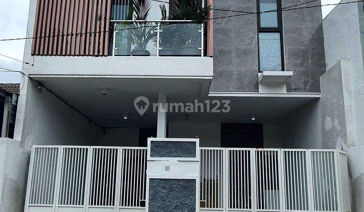 Dijual Rumah Semi Furnished 2 Lantai di Perum Green Mansion , Sidoarjo 1