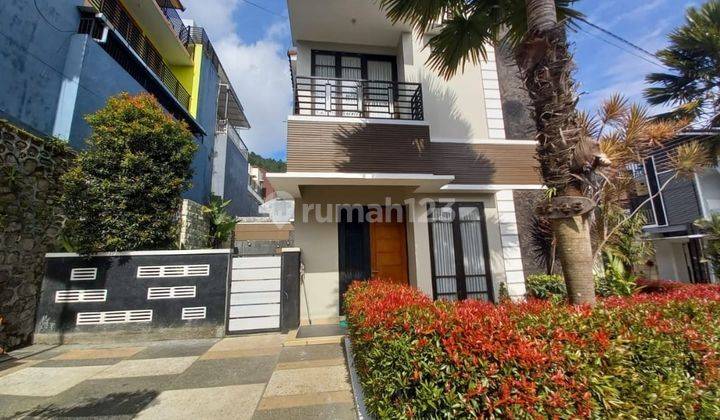 Dijual Villa Rumah 2 Lantai Furnished di Villa Kusuma Pinus, Batu 2