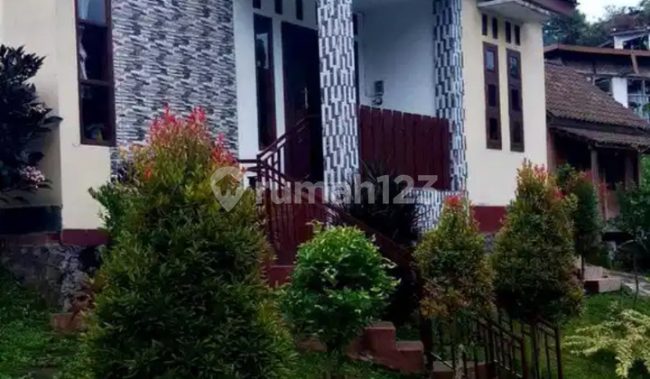 Dijual Rumah Villa Luas di Raya Selecta Baru Malang