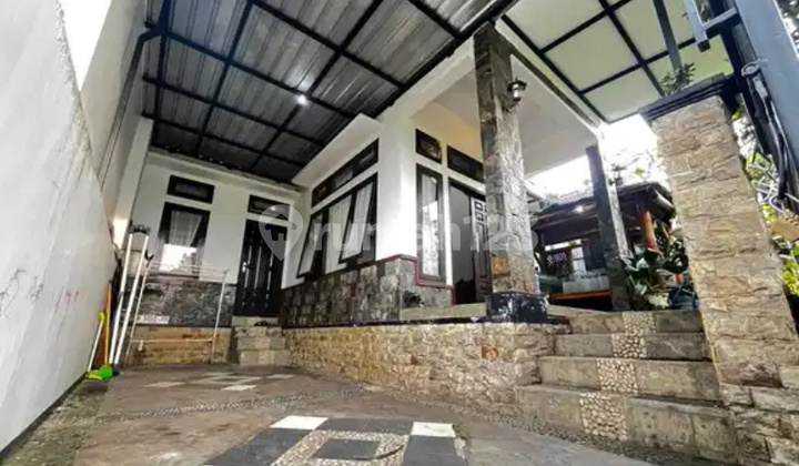 Dijual Rumah 2 Lantai Semi Furnish di Kota Batu Malang Jawa Timur