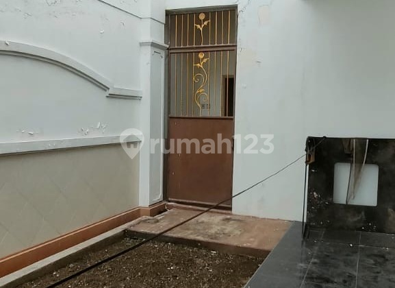 For Rent: Spacious, Well-Designed, Strategic, Move-In Ready House in Manyar Rejo, Surabaya 2