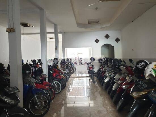 Kantin Dan Parkiran Motor Selangkah Dari Stasiun Bekasi  2