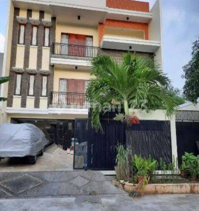 Rumah Minimalis 2.5 Lantai di Imperial Gading 1