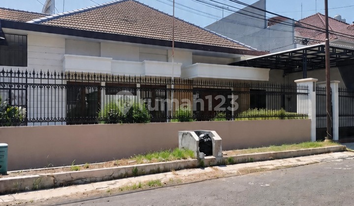 Disewakan Rumah Bersih Renovated Luas di Kertajaya Indah Timur Disewakan Rumah Bersih Renovated Luas di Kertajaya Indah Timur