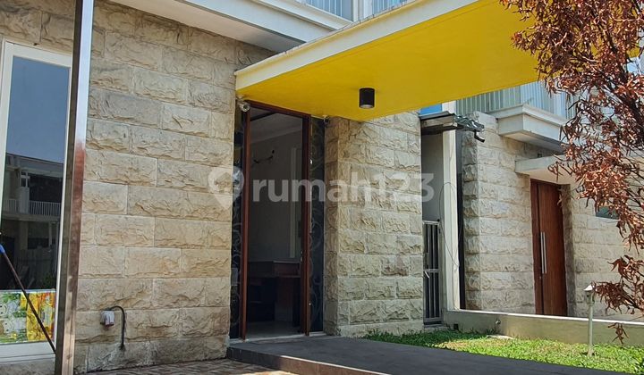 DIJUAL Rumah mewah 2 lantai minimalis bawa Hokky Semi Furnish dengan row jalan super lebar Citraland Utama dekat konjen