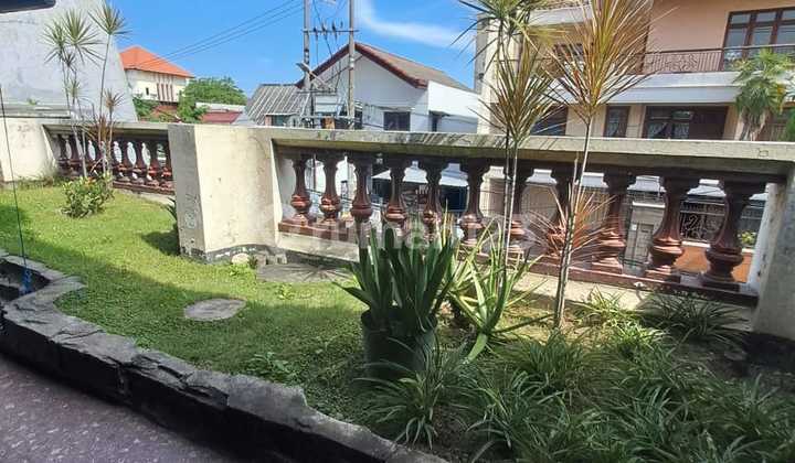 For sale: Central city house in the Tambaksari area. For sale: Central city house in the Tambaksari area.