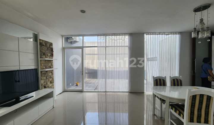 Dijual Rumah Somerset Baru Selesai Full Renovasi lokasi strategis Dijual Rumah Somerset Baru Selesai Full Renovasi lokasi strategis