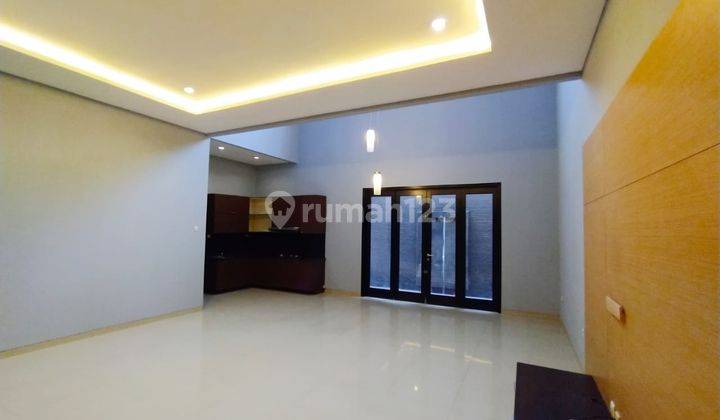 Rumah Bagus Unfurnished SHM di Jual Rumah Minimali Di Singgasana Pradana, Bandung 2