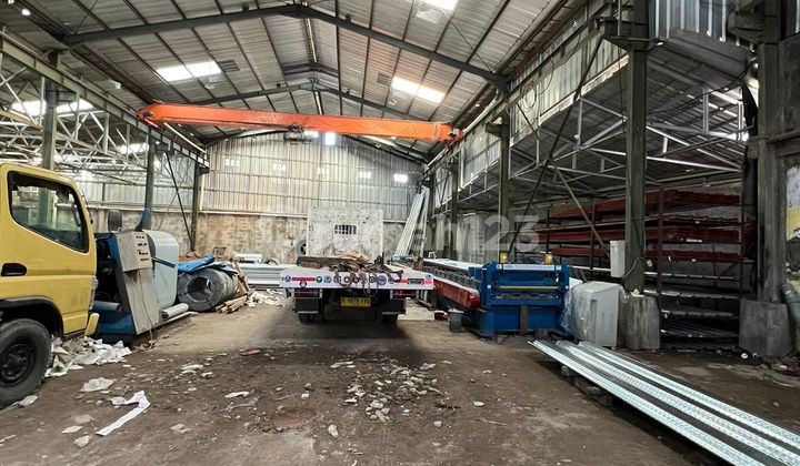 For Rent & For Sale Good Warehouse with luxury and clean office, 3-door employee mess, and 2 units of Hoist Crane in Tarumajaya, Bekasi.