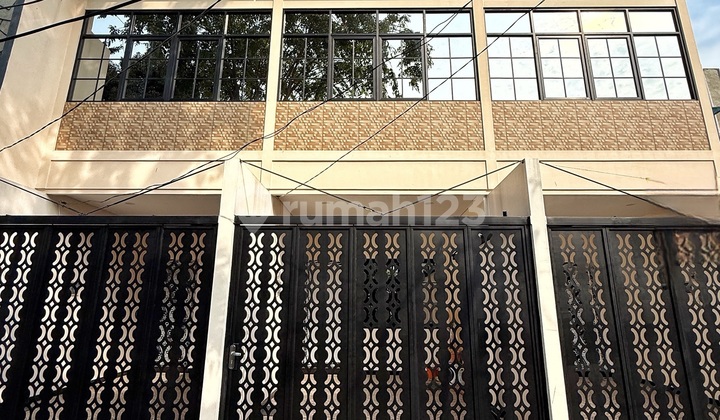 New Ready-to-Occupy House Facing East and Garden in Tanjung Duren, West Jakarta New Ready-to-Occupy House Facing East and Garden in Tanjung Duren, West Jakarta