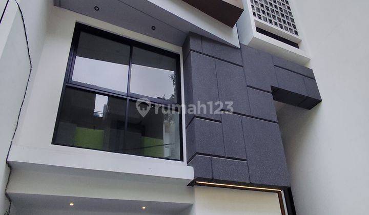 Rumah Baru 2 Lantai Split Level Dalam Komplek Tanjung Duren, Jakarta Barat￼ 1