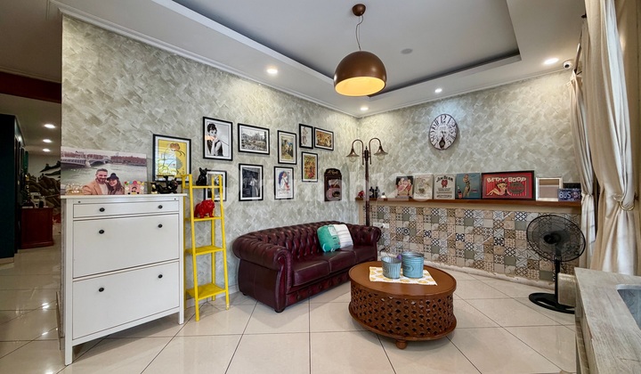 Rumah Luas Cantik Semi Furnish 2 Lt Taman Ratu Jakarta Barat