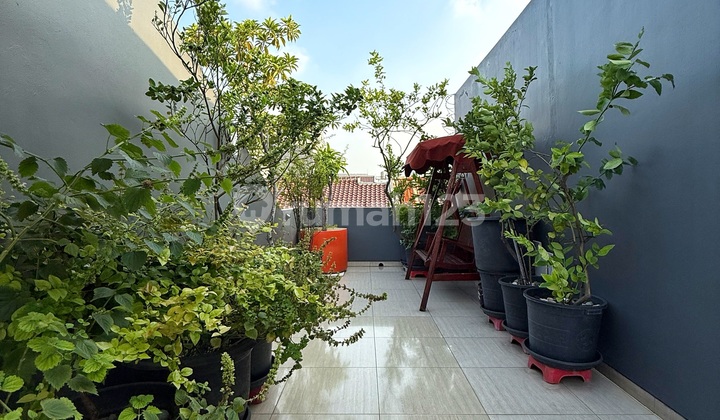Tinggal Bawa Koper! Rumah Mewah Furnish Komplek Strategis Tomang Jakarta Barat