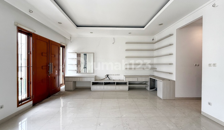 Semi-Furnished 3-Story Strategic House in Taman Ratu, West Jakarta 2