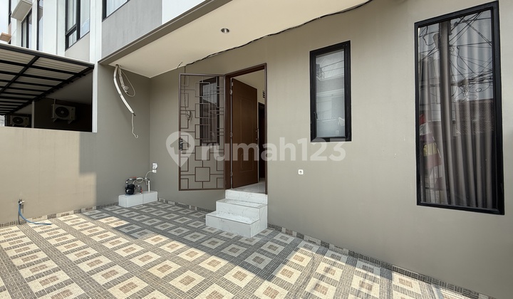 Rumah Baru 3 Lt Lebar Strategis Jalan Besar Taman Ratu Jakarta Barat 2