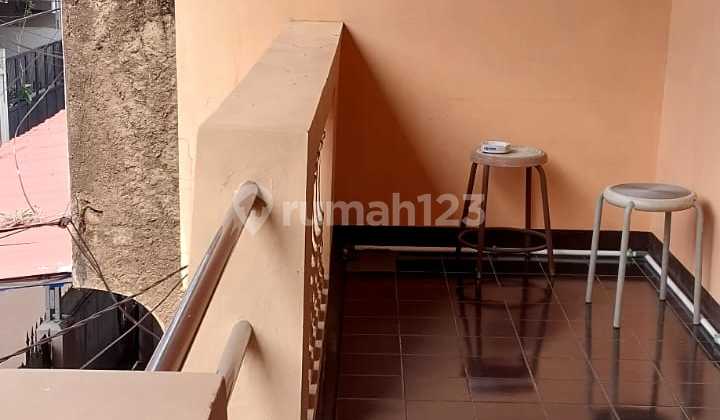 Rumah 2Lt Strategis dengan Carport 2 Mobil Grogol Jakarta Barat 2