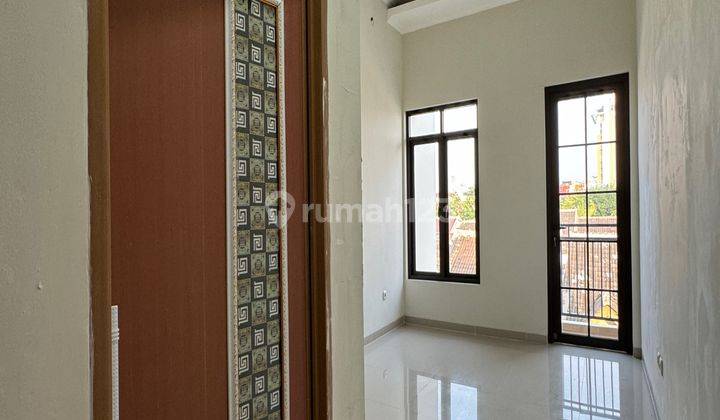 RUMAH BARU 3 LANTAI LEBAR JALAN 3 MOBIL HANYA 1.8M COSMOS, JAKARTA BARAT 2