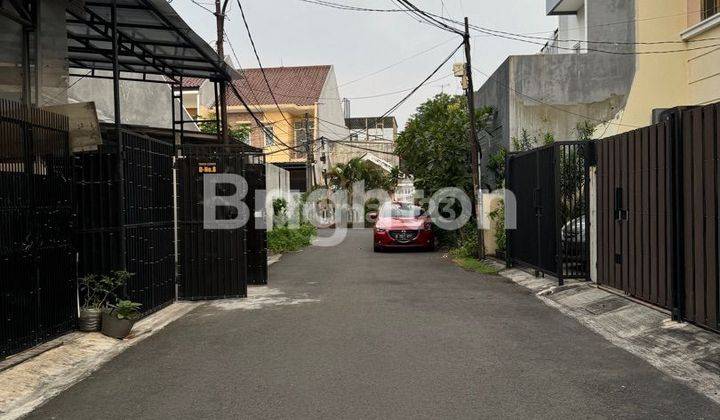 RUMAH TERAWAT LEBAR JALAN 2 MOBIL LEGA TAMAN COSMOS, JAKARTA BARAT 2