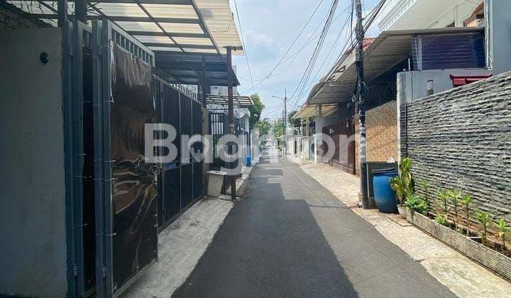 Rumah 3 Lantai SHM Grogol Semi Furnished Jakarta Barat Strategis Terawat 2