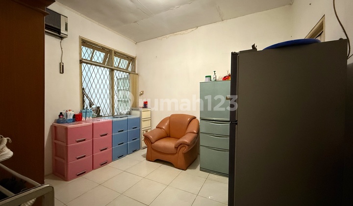 Hoek House 1.25 floors Good Condition Well-Maintained Taman Ratu Kebun Jeruk West Jakarta 2
