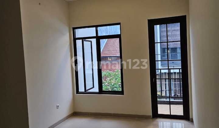 Rumah Baru 3 Lt Lebar Jalan 2mbl Komplek Taman Ratu Jakarta Barat 2