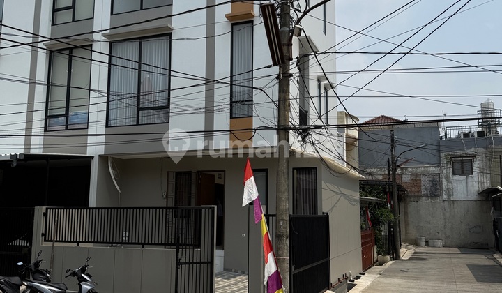 Rumah Baru 3 Lt Lebar Strategis Jalan Besar Taman Ratu Jakarta Barat 1