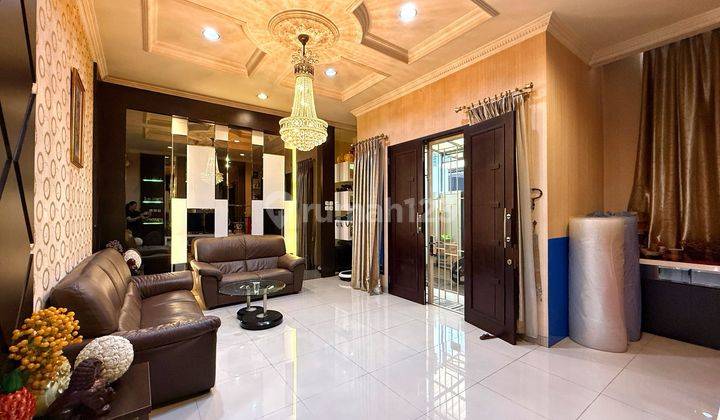Tinggal Bawa Koper! Rumah Mewah Furnish Komplek Strategis Tomang Jakarta Barat