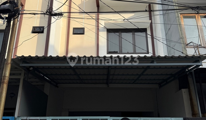 Rare Find! Only 1 Unit New 5x15 Flood-Free Strategic House in Tomang, West Jakarta