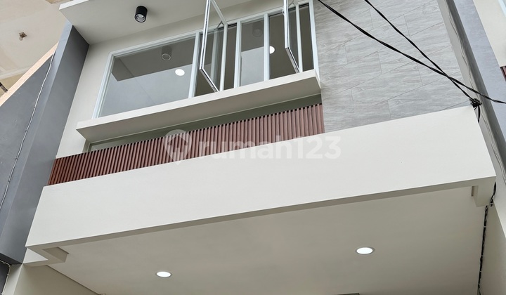 Jarang Ada! Rumah Baru 4.5X15 Modern Tropis Super Strategis Duri Kepa, Jakarta Barat