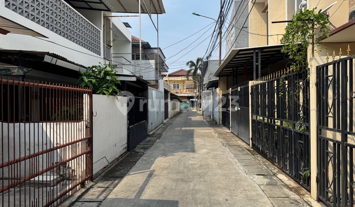 Tinggal Bawa Koper! Rumah 2lt Semi Furnish Modern Akses Mobil Duri Kepa Dekat Tanjung Duren Jakarta Barat 2