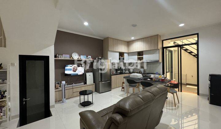 TINGGAL BAWA KOPER! RUMAH BAGUS FULL FURNISH 2.25 LANTAI DALAM KOMPLEK GREEN VILLE DEKAT TANJUNG DUREN, JAKARTA BARAT 1