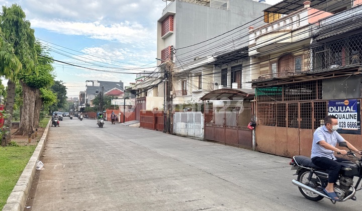 Rumah Bisa Usaha Pinggir Jalan Besar Taman Cosmos Dekat Taman Ratu Jakarta Barat