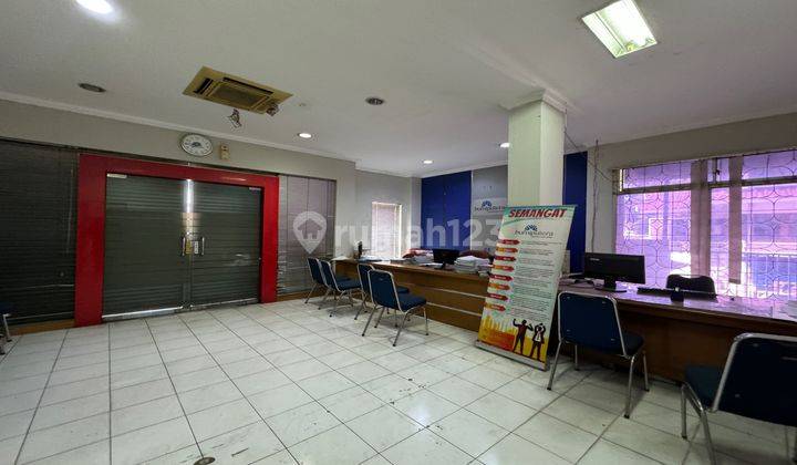 Gedung Ex Bank Pinggir Jalan Tanjung Duren Raya, Jakarta Barat 2