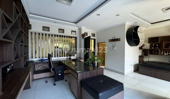 Tinggal Bawa Koper! Rumah Cantik 3.5 Lt Strategis Duri Kepa, Jakarta Barat 2